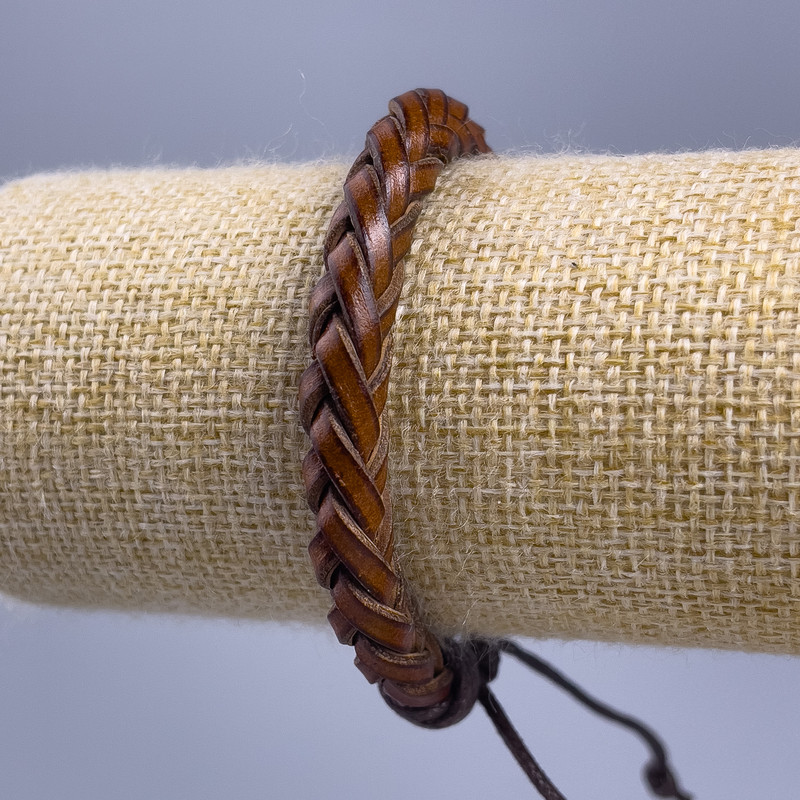 צמיד, אורך 18–25 ס״מ, עובי 7 מ״م, עור אקולוגי בצבע חום בהיר, עם קשירה