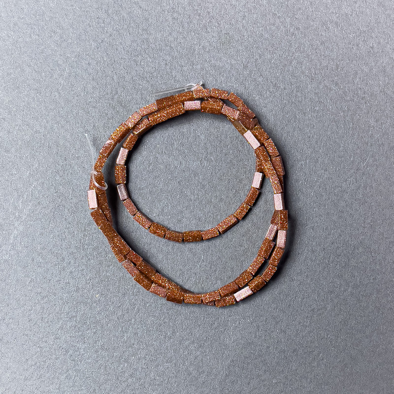 חרוזי אבנטורין «חול זהוב» מלבניים, קוטר 2×4 מ״מ, אורך 38 ס״מ ± על חוט