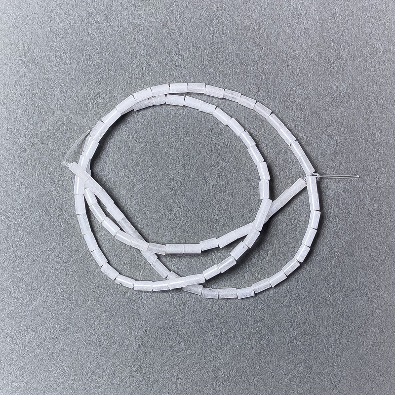 מַנִּיסִים מִקריסטַל הָהָרִים, אֶבֶן טֶבַע, חֲתּוּך 2×4 מ״מ, אורך כ-38 ס״מ – על חוט