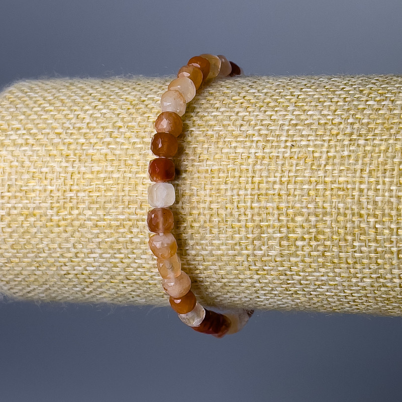 צמיד מסרדוליק טבעי — אבן חן ממוגמרת בצורת קובייה, קוטר 5 מ״מ, אורך 18 ס״מ (סטרץ)