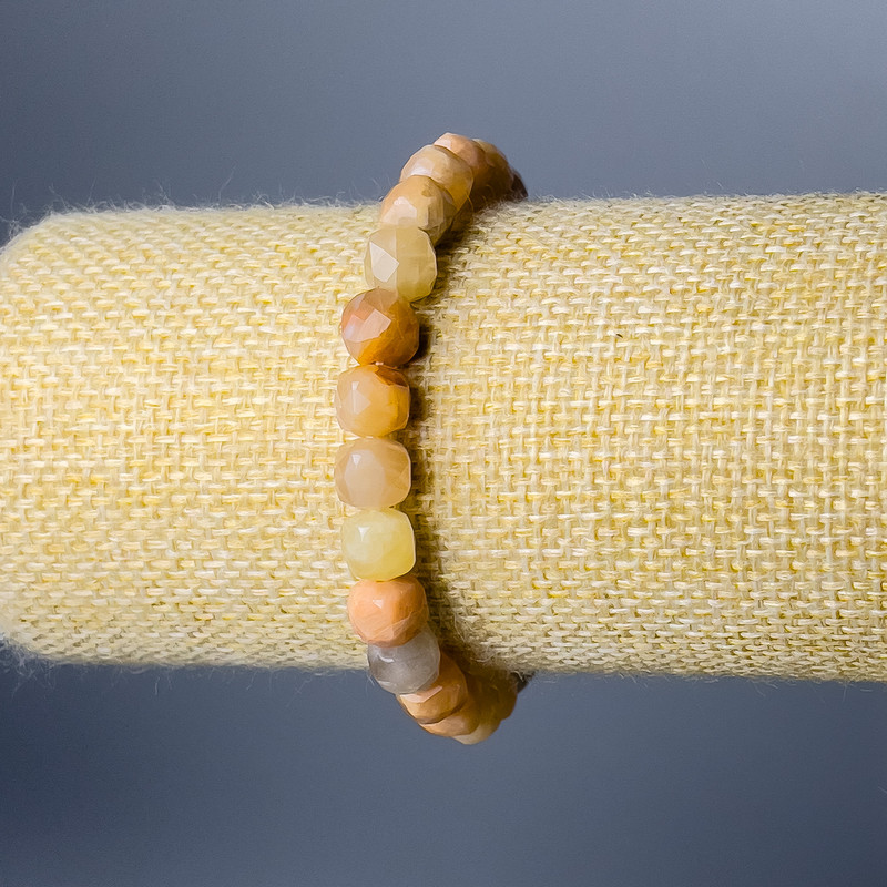 צמיד סלניט – אבן טבעית בקוביות מחורצות, קוטר 7.5 מ״מ, אורך 18 ס״מ (אלסטי)