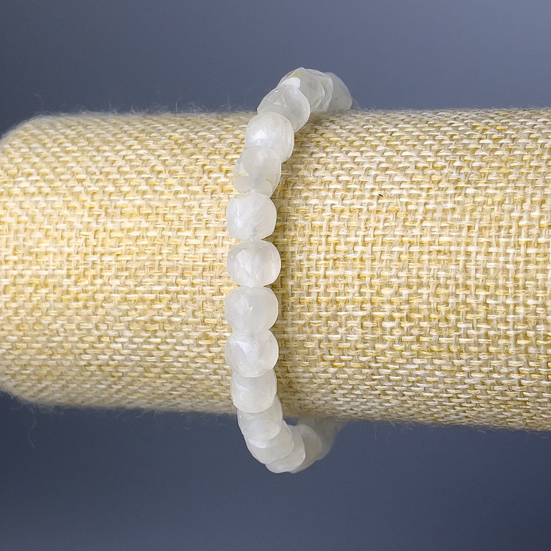 צמיד מקריסטל הררי מאבן טבעית – קוביות ממוגמרות, קוטר 7.5 מ״מ, אורך 18 ס״מ (אלסטי)