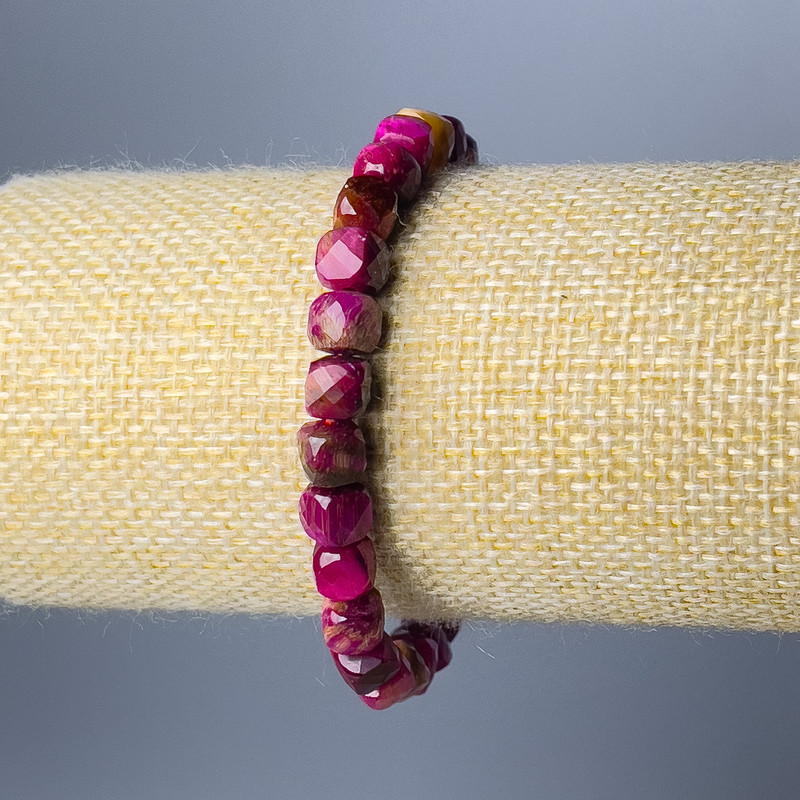 צמיד עין חתול בצבע אדום-פטל מאבן טבעית, קוביה מחוספסת בקוטר 7 מ״מ, אורך 18 ס״מ (מתיחה)