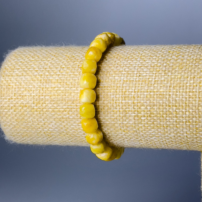 צמיד ג'יידייט צהוב טבעי – קובייה מחוצבת, קוטר 7 מ"מ, אורך 18 ס"מ (אלסטי)