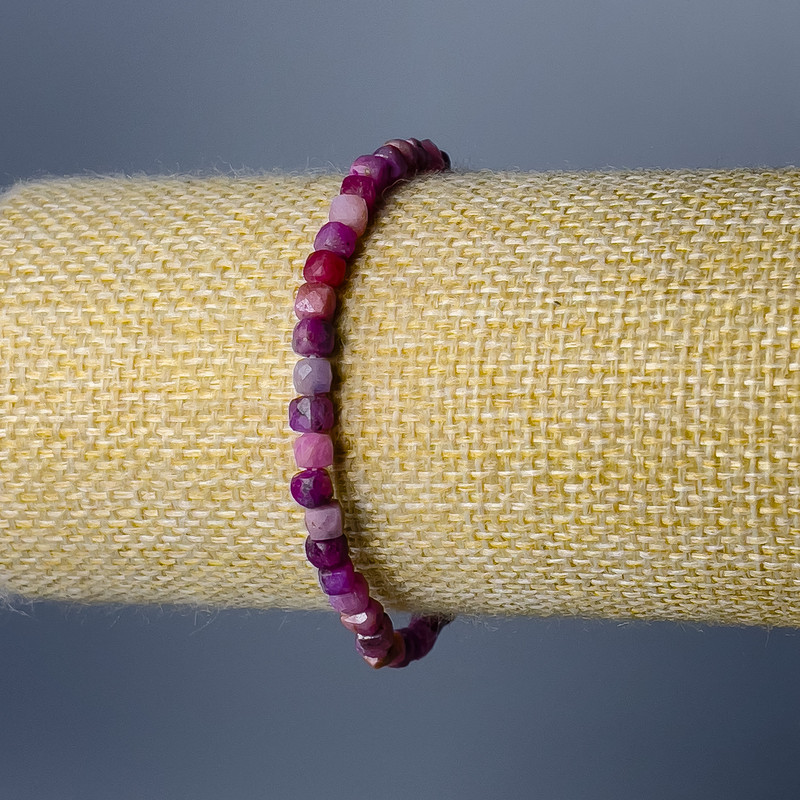 צמיד טורמלין טבעי מאבן מלוטשת בצורת קוביה, קוטר 4 מ״מ, אורך 18 ס״מ (אלסטי)