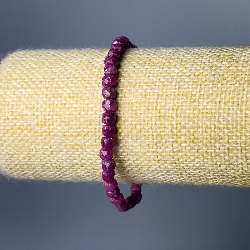 צמיד אודם טבעי מאבן מחוספסת בצורה של קוביה, קוטר כ-4 מ״מ, אורך 18 ס״מ (אלסטי)