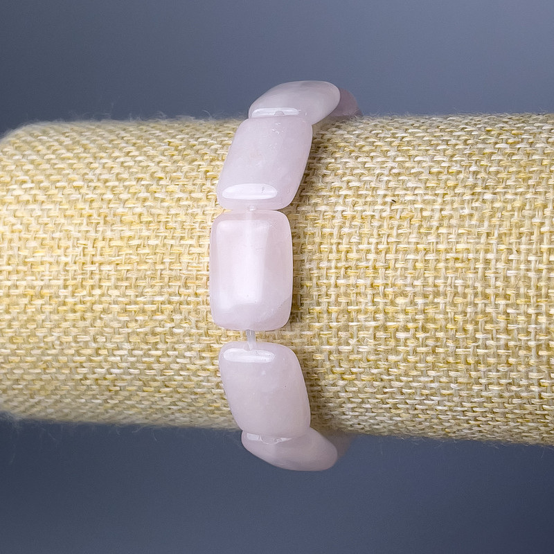 צמיד מקוורץ ורוד טבעי, חוליות מלבניות, קוטר 13×18 מ״מ, אורך 18 ס״מ (מתמתח)