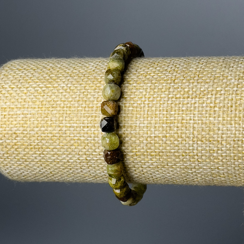 צמיד גרוסולר (גרנט ירוק) אבן טבעית מלוטשת בצורת קוביה, קוטר 6.5 מ"מ, אורך 18 ס"מ (אלסטי)