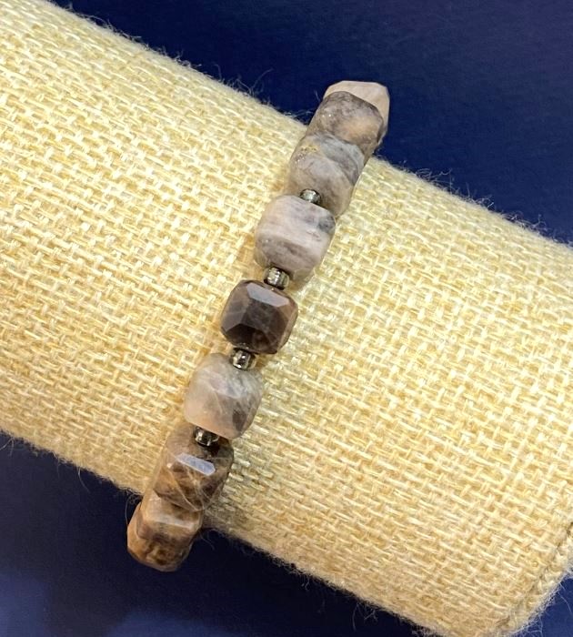 צמיד אבן השמש הטבעית – קוביה מחוספסת, קוטר 8 מ״מ ±, אורך 18 ס״מ (אלסטי) עם חרוזים