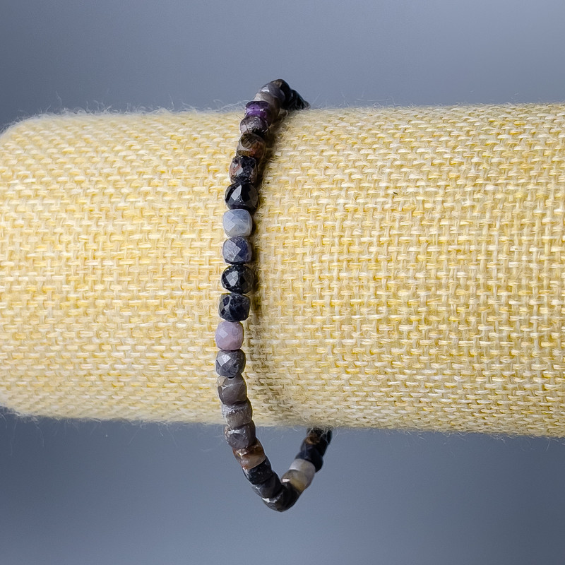 צמיד ספיר טבעי עם חרוז קובייתי מלוטש, קוטר 4.5 מ״מ, אורך 18 ס״מ (אלסטי)