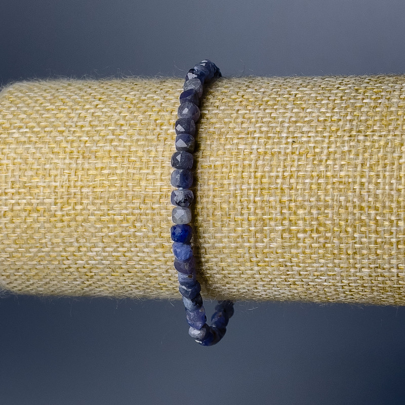 צמיד איוֹלִיט מאבן טבעית, קובייה מחורצת בפאות, קוטר 4 מ״מ, אורך 18 ס״מ (מתיחה)