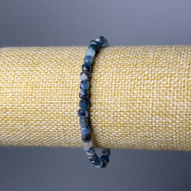 צמיד קיאניט טבעי – אבן מחוספסת בצורת קוביה, קוטר 4–5 מ״מ, אורך 18 ס״מ (אלסטי)