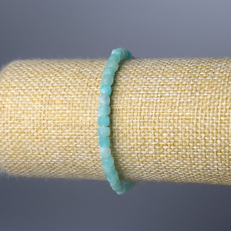 צמיד אמזונייט מאבן טבעית, חרוטה בצורת קוביה, קוטר 4 מ"מ, אורך 18 ס"מ (אלסטי)