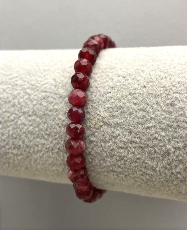 צמיד טורמלין רובליט מאבן טבעית במבנה רונדלי, קוטר 6×5 מ״מ, אורך 18 ס״מ (אלסטי)