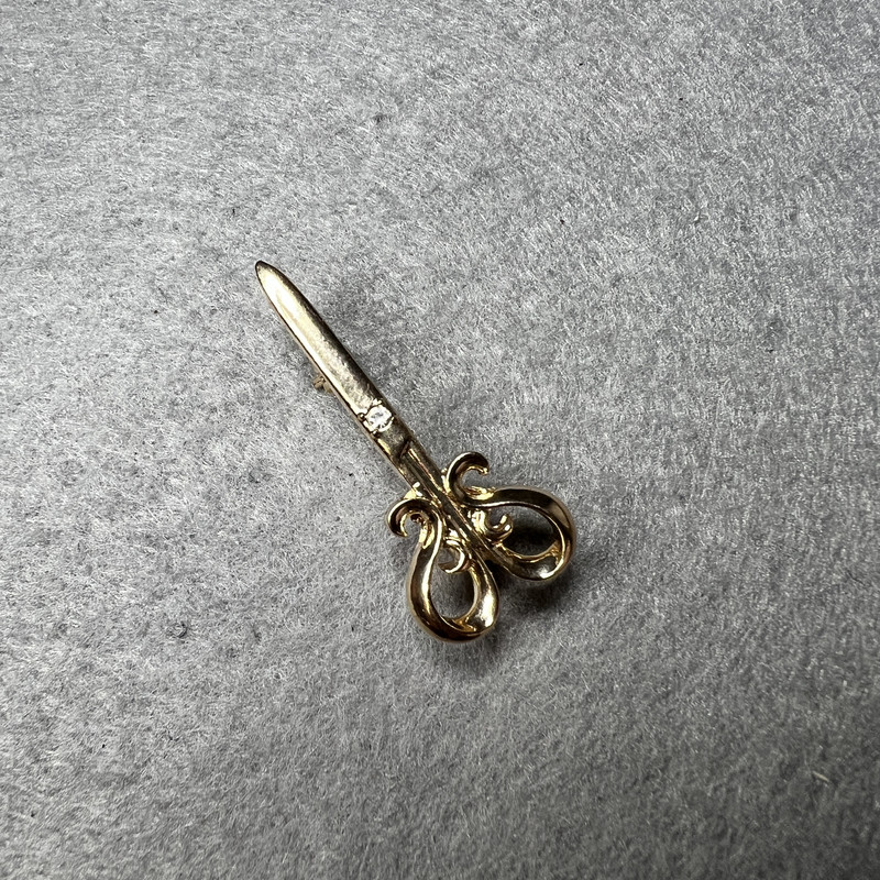 סיכת תכשיט «מספריים» עם קריסטלים לבנים ומתכת זהובה 15×34 מ״מ