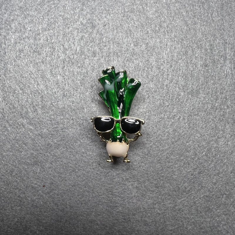 סיכת סלרי במשקפיים ירוקה, שחורה ולבנה אמייל, מתכת זהובה 18×32 מ״מ