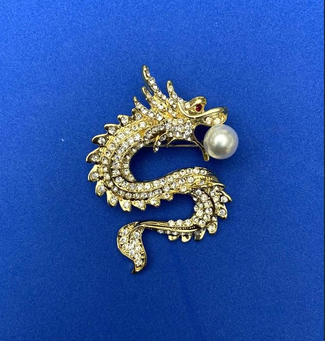 סיכת דרקון מתכת זהובה, זרקונים לבנים, חרוז לבן, 45×64 מ״מ