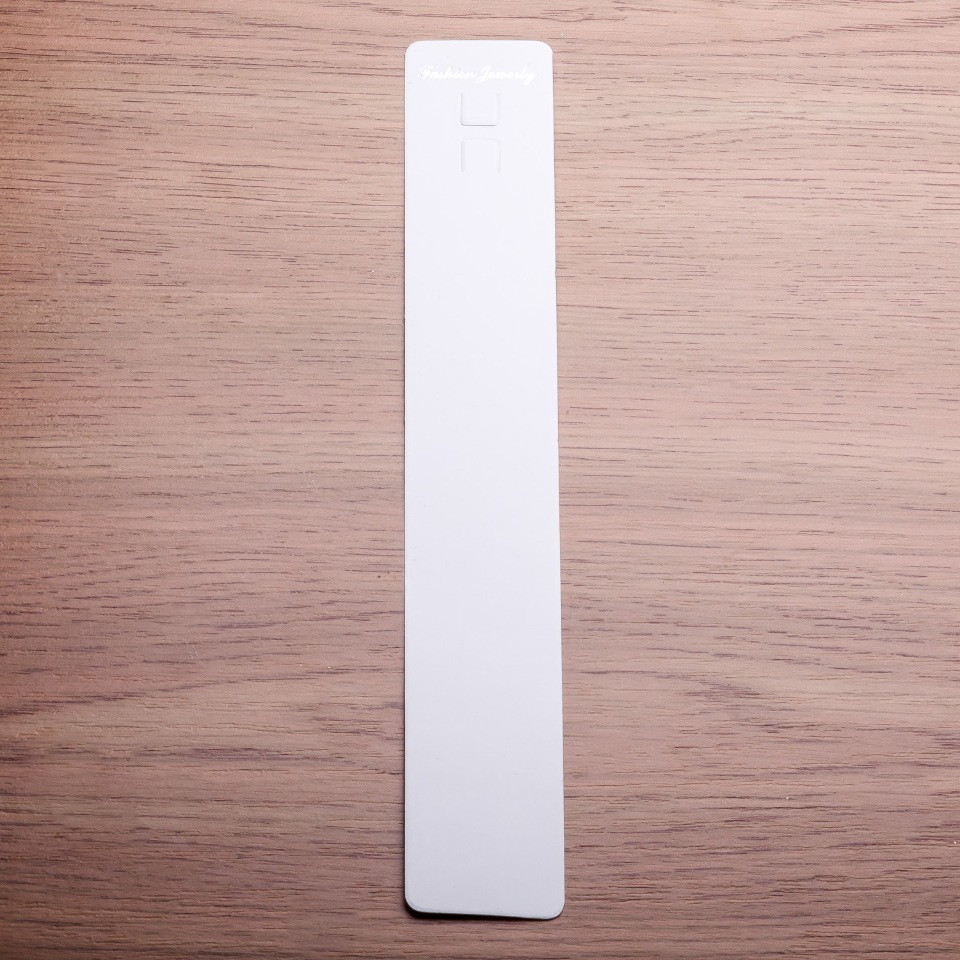 מתקן תצוגה לצמידים 21×3,3 ס״מ לבן קרטון 100 יחידות