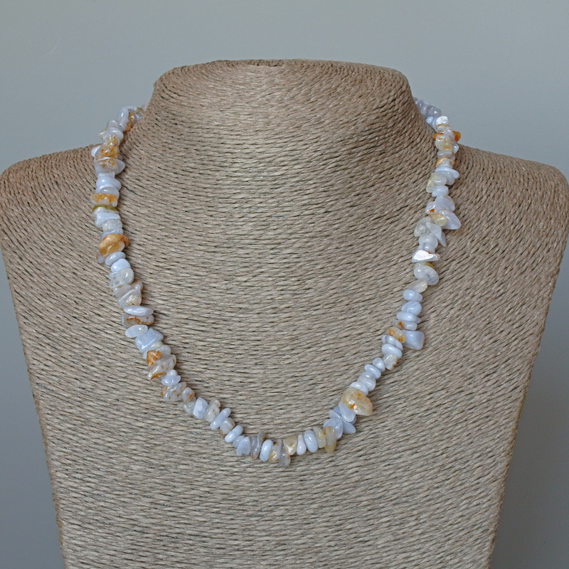 שרשרת אגט כחולה (חלסידון כחול, ספירין) — אבן טבעית, שבבי 9×3 מ״מ, אורך 47 ס״מ +