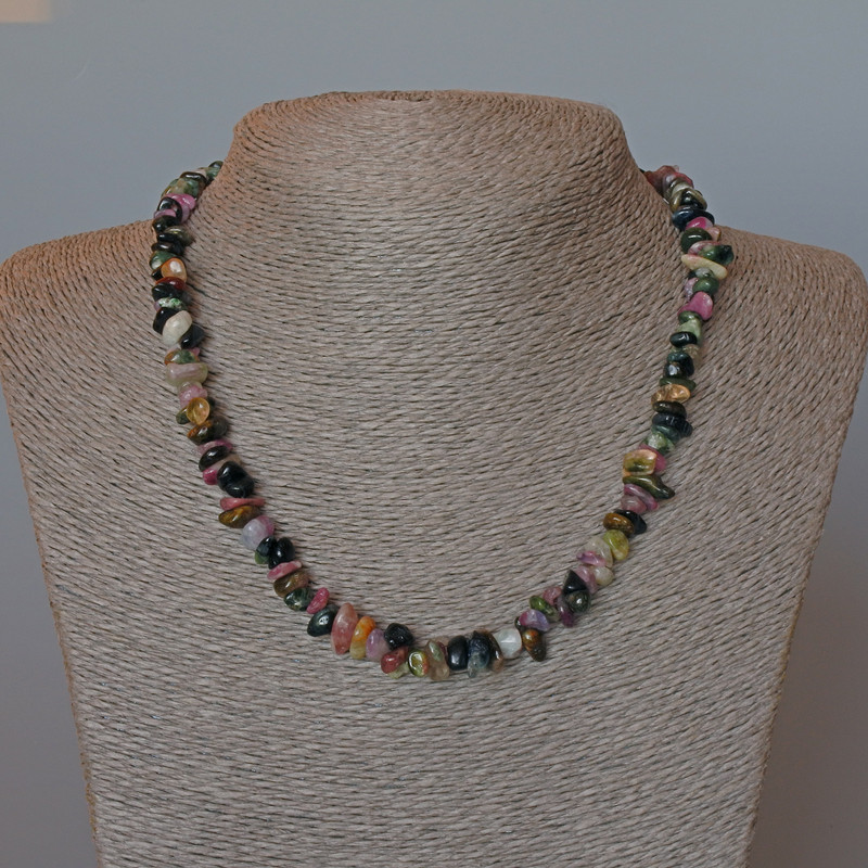 שרשרת מטורמלין טבעי – גרגרי אבן, קוטר 10×3 מ״מ, אורך 47 ס״מ