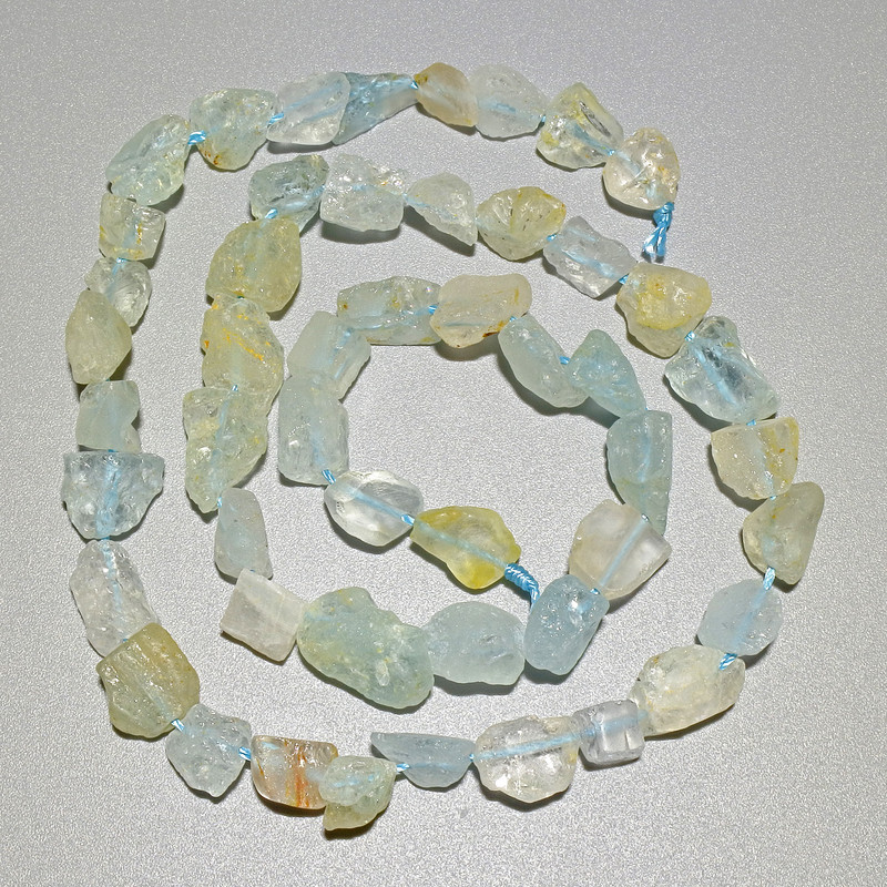 חרוזים מקריסטל הרי ואקוומרין טבעיים שלא עברו עיבוד, קוטר 6×8 מ״מ, אורך כ-40 ס״מ על חוט