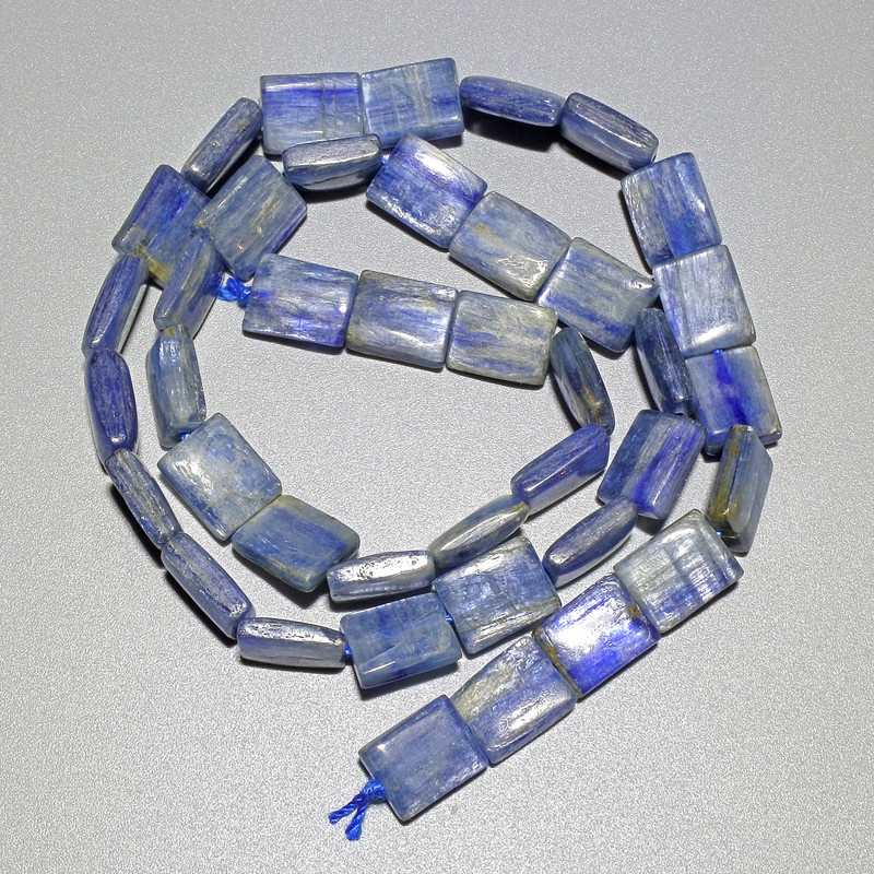 חרוזי ציאניט טבעי בצורת מלבן, ממדים 8×10 מ״מ, אורך 40 ס״מ ± על החוט