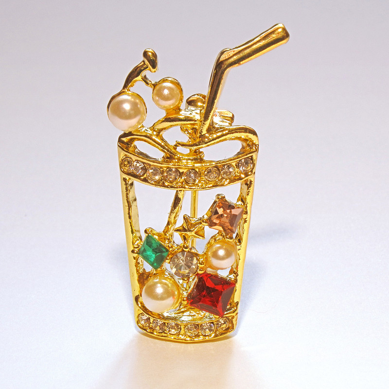 סיכת קוקטייל עם קריסטלים בצבעים שונים ומתכת זהובה 15×35 מ״מ