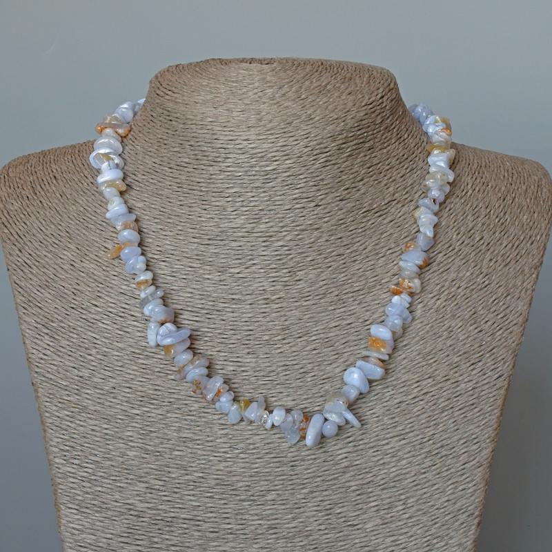 שרשרת אגת כחולה (חלסידון כחול, ספירין) שבבי אבן טבעית, קוטר 8×3 מ״מ ±, אורך 47 ס״מ+