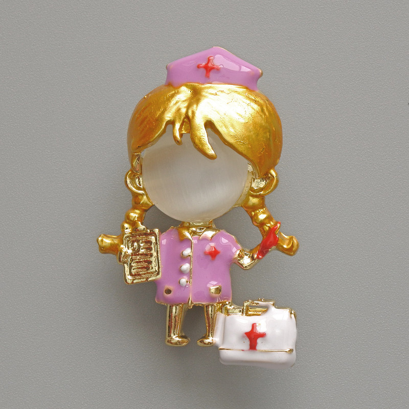 סיכת-תליון אחות עם עין חתול לבנה, אמייל סגול ולבן, מתכת זהובה 23×36 מ״מ