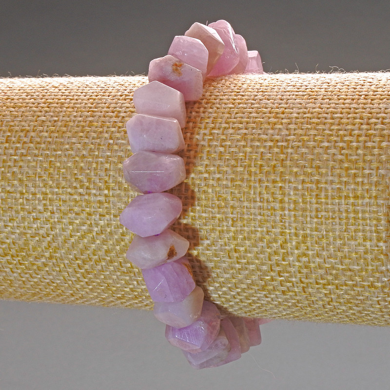 צמיד קונציט טבעי – חרוזי רונדל מחורצים, קוטר 10×7 מ״מ, אורך 18 ס״מ (אלסטי)