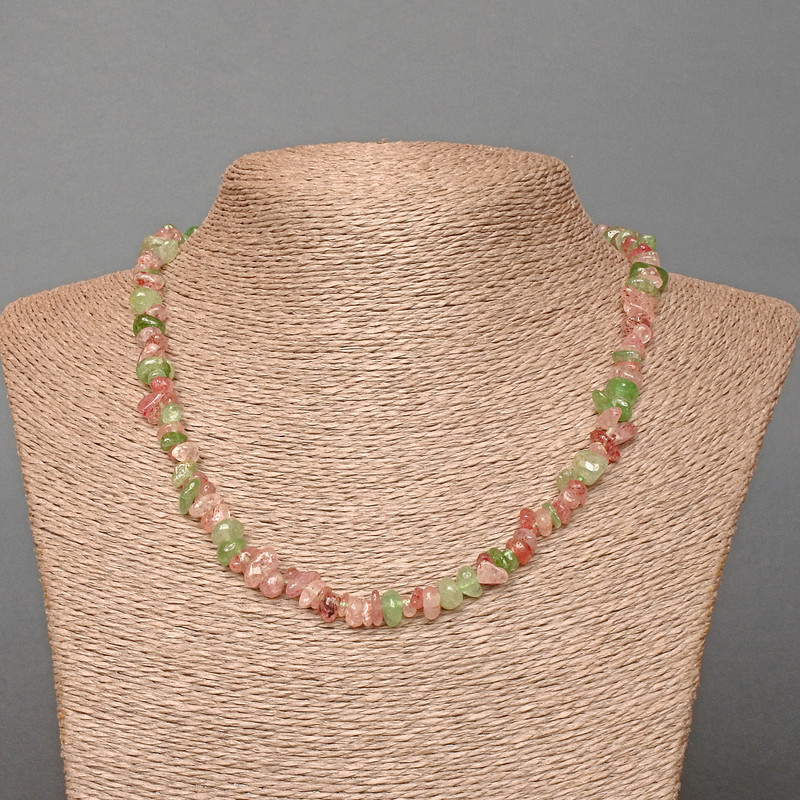 שרשרת מחרוזי קוורץ צבועים, צורה משוננת, ממדים 7×3 מ״מ, אורך 48 ס״מ