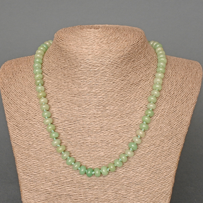 שרשרת חרוזי נפריט טבעי, אבן חלקה בצורת רונדל, קוטר 8×5 מ״מ ±, אורך 48 ס״מ ±