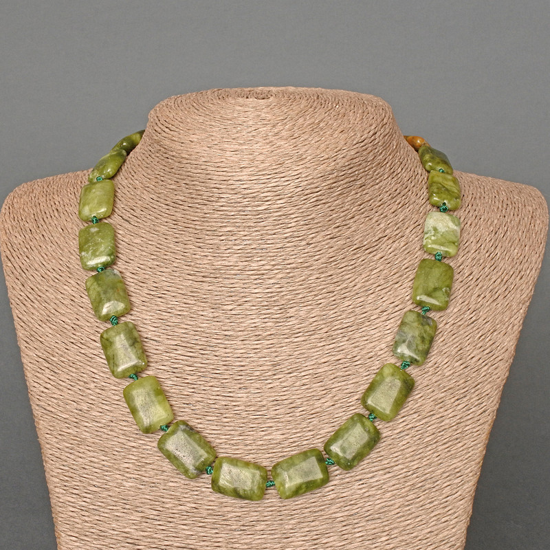 שרשרת מאבני ג'יידייט טבעיות בצורת מלבן, מידות 13×18 מ״מ, אורך 48 ס״מ